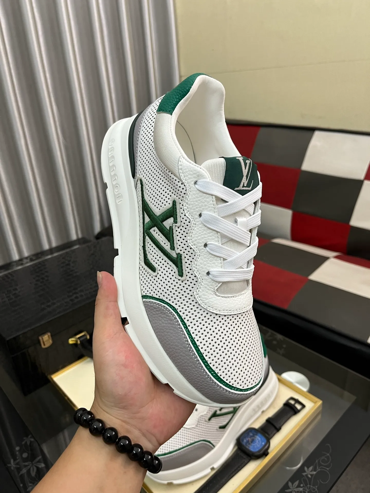 Men's shoes 💰440⌚️⌚️【LOUlS VUlTTON】Louis Vuitton ~ unique and casual style. LV counter purchasing 🏃casual shoes😍😍 are on sale at the men's counter at the same time. Italian imported brands select top-layer Italian cowhide. 🐑Sheepskin lining (refuses to discolor and rub feet) Sole: Original sole specially provided by the original factory 🎬Better in kind Code number: 38-446⃣️Color selection
